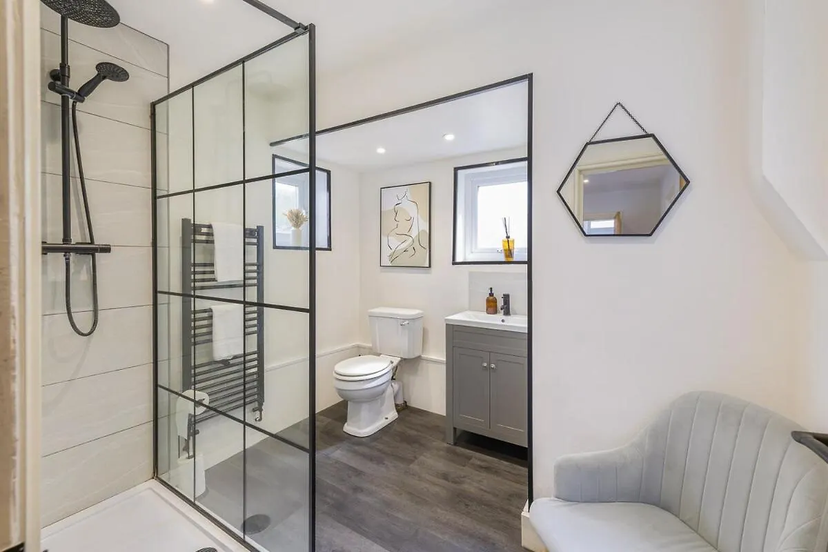 Sandown Home - 2 Bedroom - 3Beds - Free Weekend Parking Брайтонн 0*,  Великобритания
