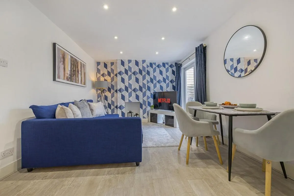 Sandown Home - 2 Bedroom - 3Beds - Free Weekend Parking Брайтонн
